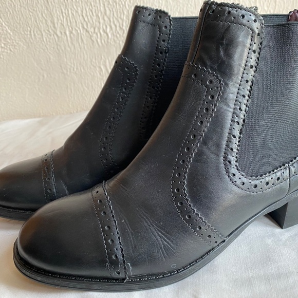 Like new Tommy Hilfiger black cap toe Chelsea booties with brogue details Sz 9 - Picture 3 of 8